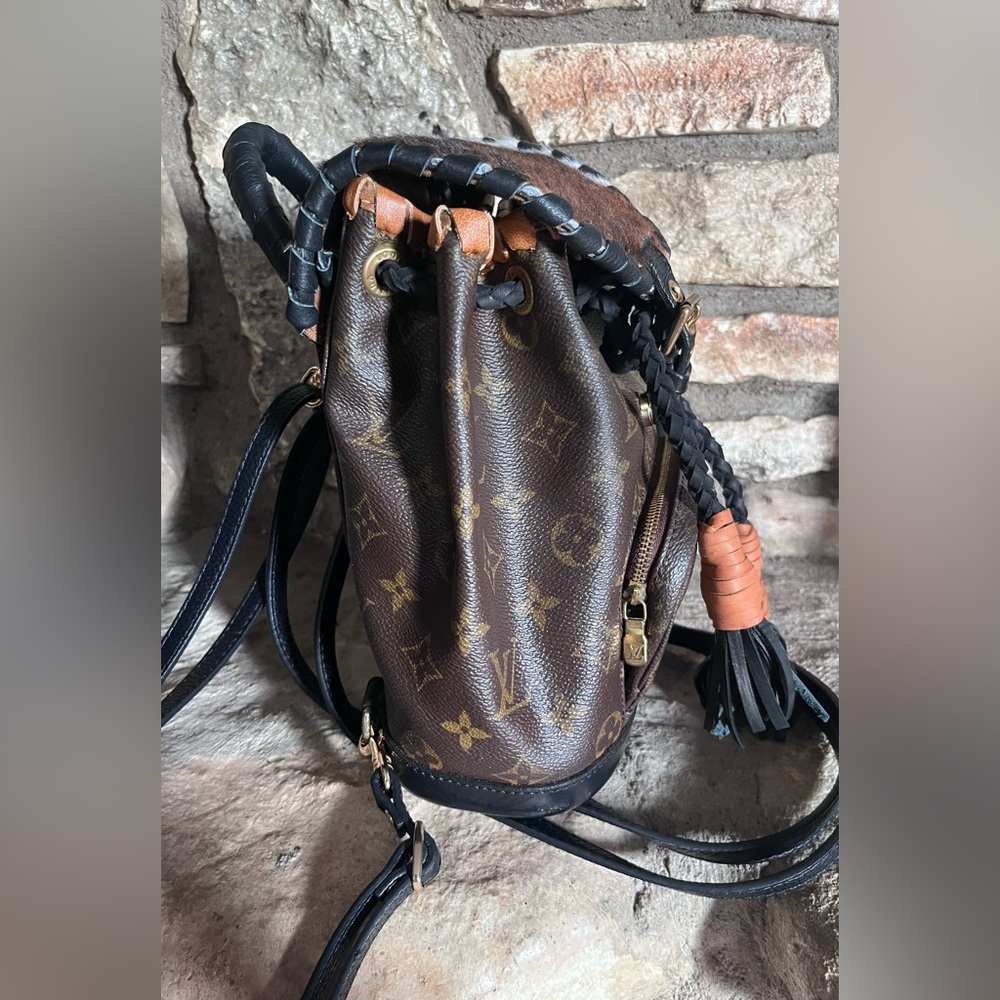 🖤 vintage Louis Vuitton boho cowhide and fringe montsouris pm backpack🖤 - Picture 4 of 11